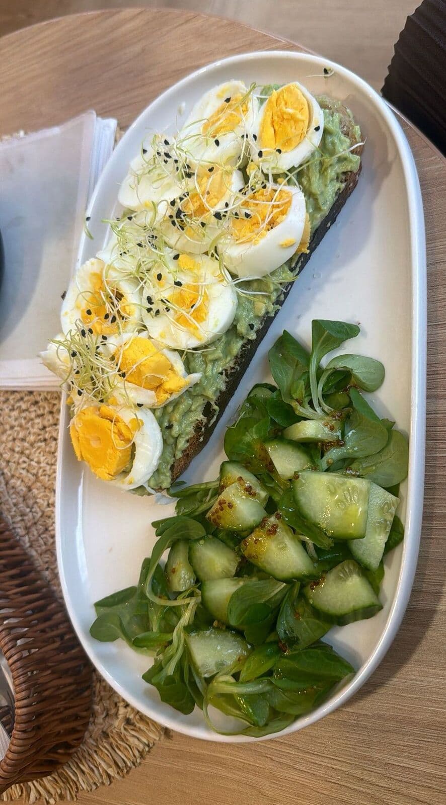 Avokádový toast s vajcami natvrdo a šalátom