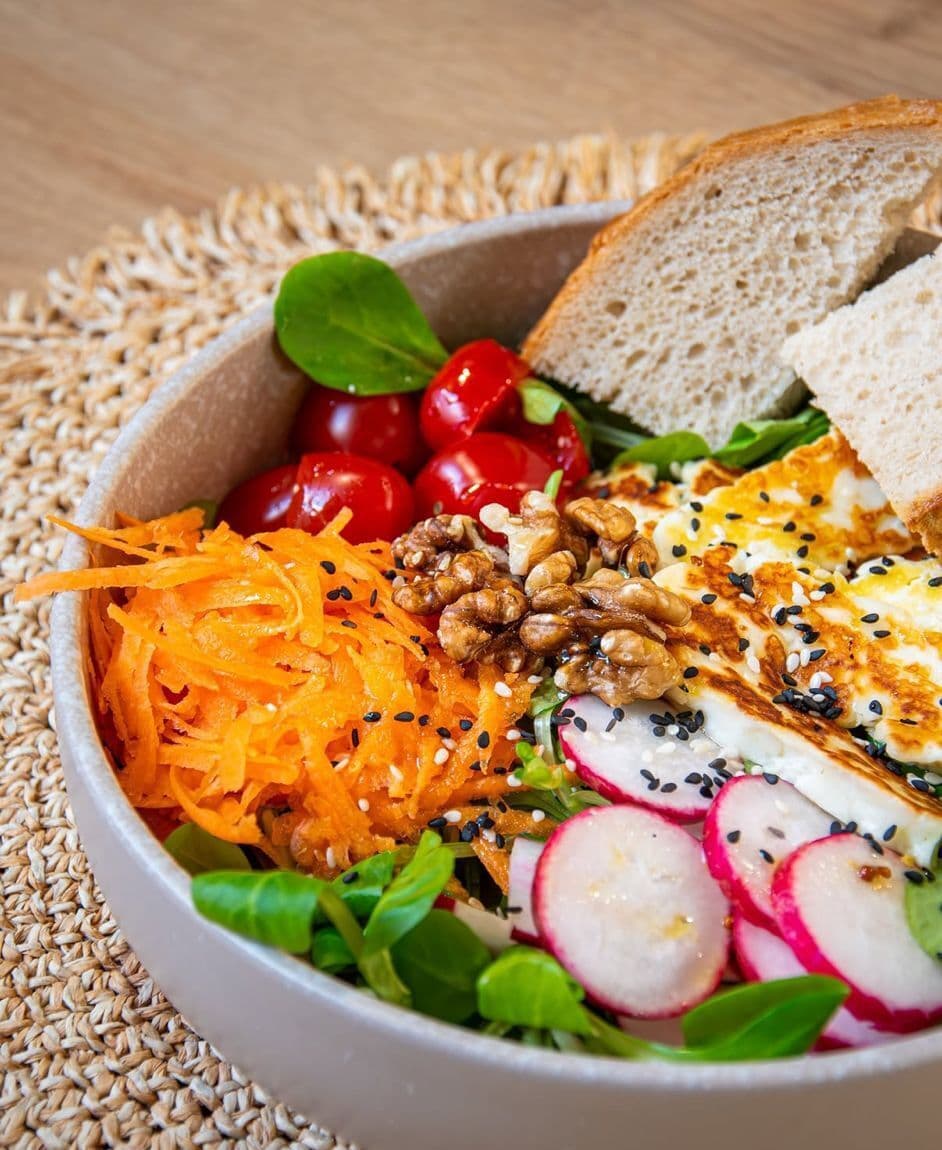 Golden halloumi bowl s grilovaným syrom, zeleninou a orechmi