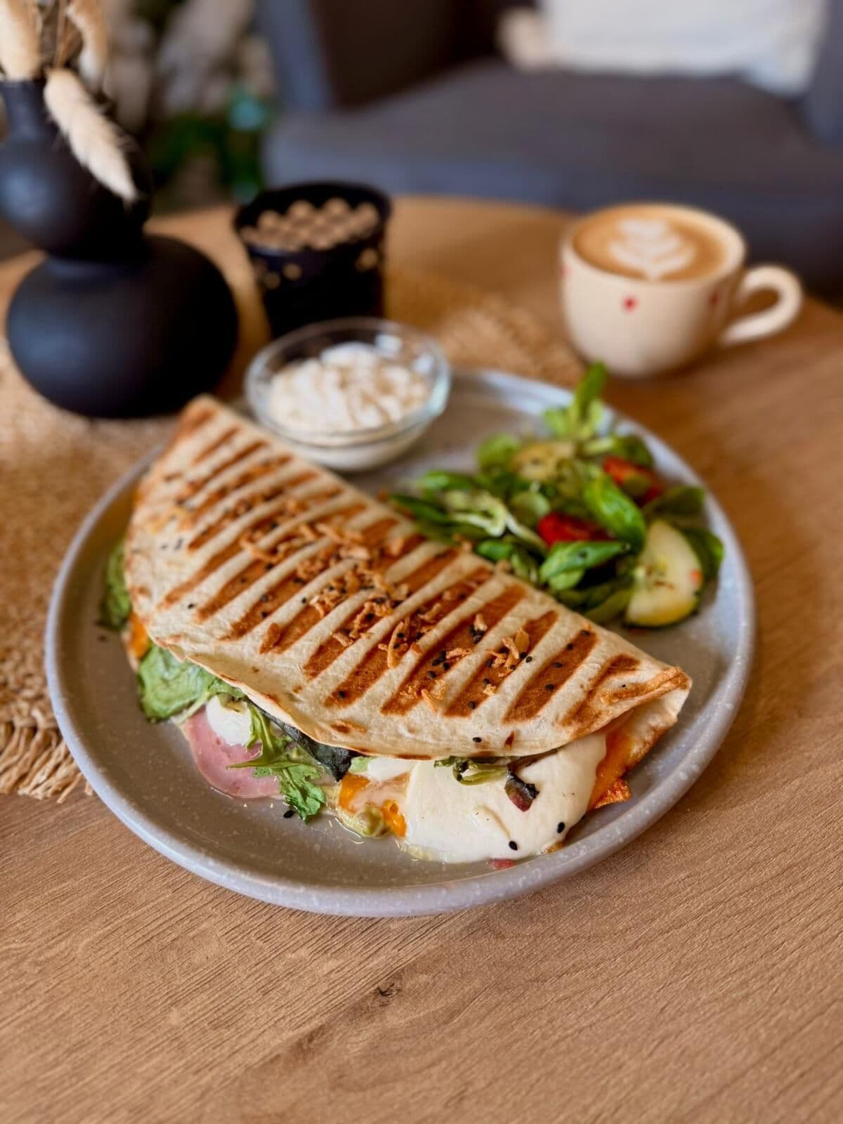 Grilovaná quesadilla so šalátom a cappuccinom